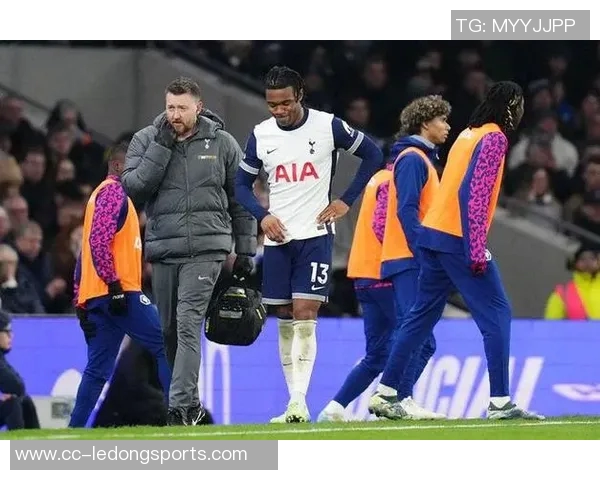 热刺后卫乌多吉在伦敦街头遭经纪人持枪威胁事件引发关注