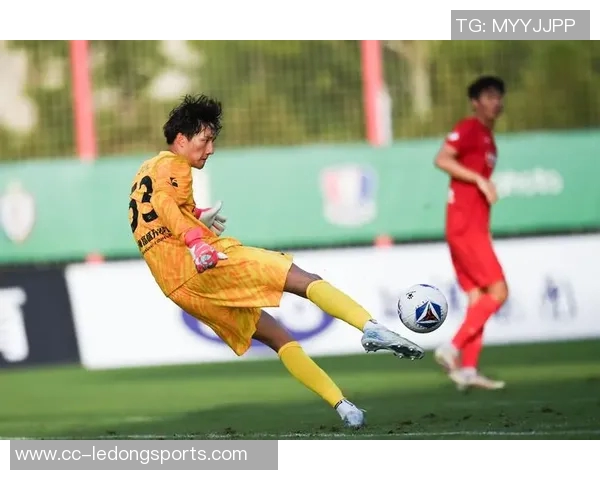 中乙联赛第30轮上海海港富盛经开队与温州俱乐部中胤队战成平局精彩对决