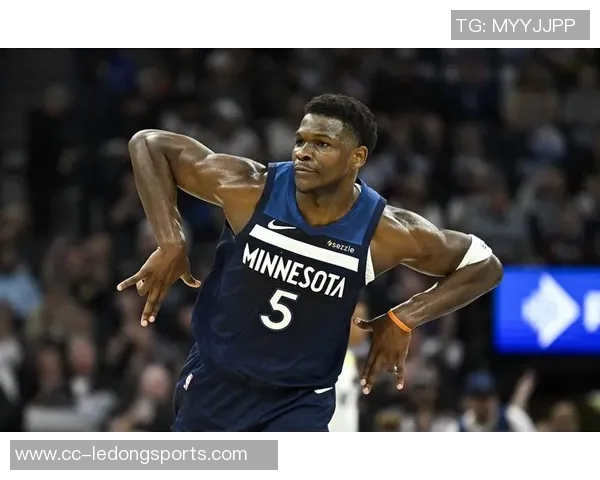 爱德华兹半场表现出色9投6中砍下15分三分球完美命中助力球队奋勇争先